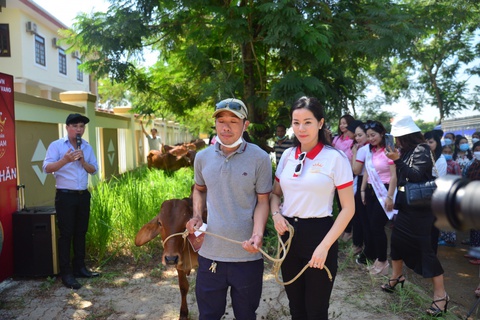 Ôi thần linh ơi, hoa hậu tặng bò giống giúp người nghèo kế sinh nhai! - Ảnh 4. Ôi thần linh ơi, hoa hậu tặng bò giống giúp người nghèo kế sinh nhai! - Ảnh 4.