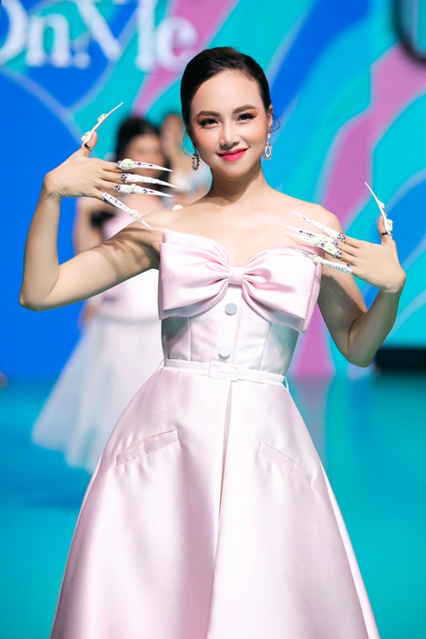 Muốn ngất với bộ cựa của top 3 Hoa hậu hoàn vũ Việt Nam 2022! - Ảnh 8. Muốn ngất với bộ cựa của top 3 Hoa hậu hoàn vũ Việt Nam 2022! - Ảnh 8.