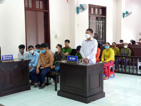 Lừa nhiều người, cựu cán bộ quỹ đất Hậu Giang lãnh 18 năm tù - Ảnh 1. Lừa nhiều người, cựu cán bộ quỹ đất Hậu Giang lãnh 18 năm tù - Ảnh 1.