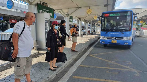 Đón khách từ sân bay Tân Sơn Nhất: Ưu tiên 1 với xe buýt trung chuyển - Ảnh 1. Đón khách từ sân bay Tân Sơn Nhất: Ưu tiên 1 với xe buýt trung chuyển - Ảnh 1.