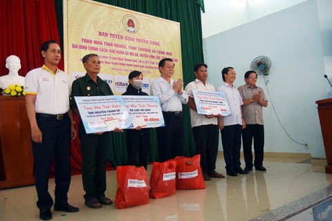 Trưởng Ban Tuyên giáo trung ương thăm, tặng quà cho 200 gia đình tại Đồng Nai - Ảnh 1. Trưởng Ban Tuyên giáo trung ương thăm, tặng quà cho 200 gia đình tại Đồng Nai - Ảnh 1.
