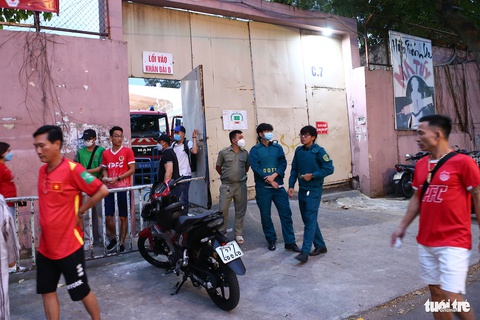 Chủ tịch CLB Hải Phòng nhắc cổ động viên không đốt pháo sáng - Ảnh 4. Chủ tịch CLB Hải Phòng nhắc cổ động viên không đốt pháo sáng - Ảnh 4.