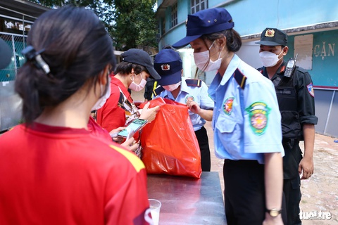 Chủ tịch CLB Hải Phòng nhắc cổ động viên không đốt pháo sáng - Ảnh 5. Chủ tịch CLB Hải Phòng nhắc cổ động viên không đốt pháo sáng - Ảnh 5.