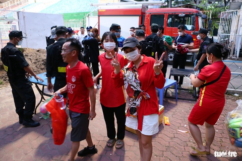 Chủ tịch CLB Hải Phòng nhắc cổ động viên không đốt pháo sáng - Ảnh 3. Chủ tịch CLB Hải Phòng nhắc cổ động viên không đốt pháo sáng - Ảnh 3.