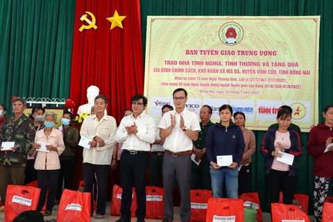 Trưởng Ban Tuyên giáo trung ương thăm, tặng quà cho 200 gia đình tại Đồng Nai - Ảnh 3. Trưởng Ban Tuyên giáo trung ương thăm, tặng quà cho 200 gia đình tại Đồng Nai - Ảnh 3.
