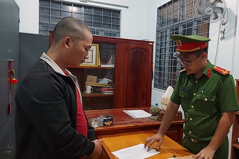 Vụ bé gái 7 tuổi nhiều vết thương ở Bình Phước: Bắt tạm giam cha dượng - Ảnh 1. Vụ bé gái 7 tuổi nhiều vết thương ở Bình Phước: Bắt tạm giam cha dượng - Ảnh 1.