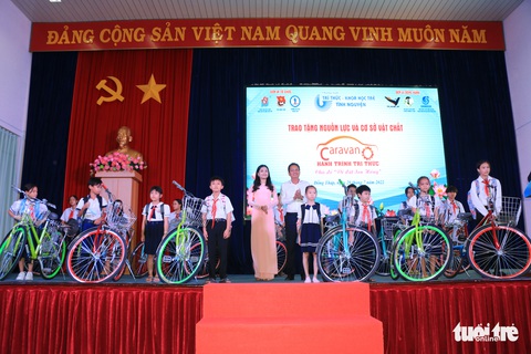 Hành trình Caravan về đất sen hồng chăm sóc sức khỏe cho bà con - Ảnh 2. Hành trình Caravan về đất sen hồng chăm sóc sức khỏe cho bà con - Ảnh 2.