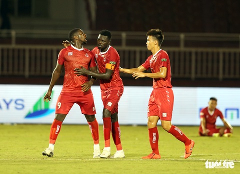 Ngoại binh Hải Phòng đòi ăn thua với trọng tài sau trận thua - Ảnh 2. Ngoại binh Hải Phòng đòi ăn thua với trọng tài sau trận thua - Ảnh 2.