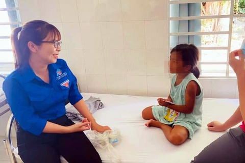Chủ tịch tỉnh Bình Phước yêu cầu xử lý nghiêm vụ bé gái 7 tuổi bị bạo hành - Ảnh 1. Chủ tịch tỉnh Bình Phước yêu cầu xử lý nghiêm vụ bé gái 7 tuổi bị bạo hành - Ảnh 1.