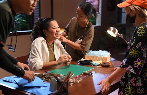 Hậu trường MV mới của ca sĩ Cẩm Vân: Hơn 40 năm cháy hết mình - Ảnh 6. Hậu trường MV mới của ca sĩ Cẩm Vân: Hơn 40 năm cháy hết mình - Ảnh 6.