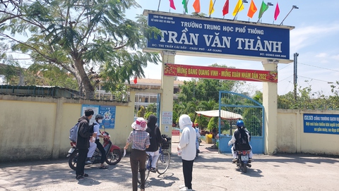 Dựng rạp cách 100m bên ngoài điểm thi để giữ đồ cho thí sinh - Ảnh 1. Dựng rạp cách 100m bên ngoài điểm thi để giữ đồ cho thí sinh - Ảnh 1.