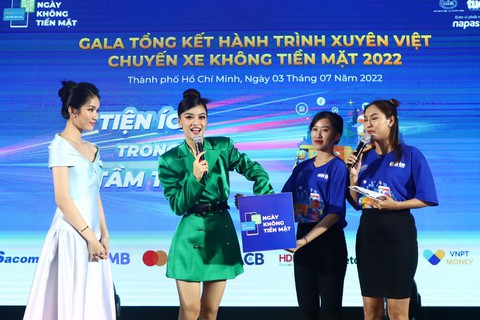 Khán giả hưởng ứng mạnh mẽ màn bốc thăm trúng thưởng ở Gala chuyến xe Không tiền mặt - Ảnh 2. Khán giả hưởng ứng mạnh mẽ màn bốc thăm trúng thưởng ở Gala chuyến xe Không tiền mặt - Ảnh 2.