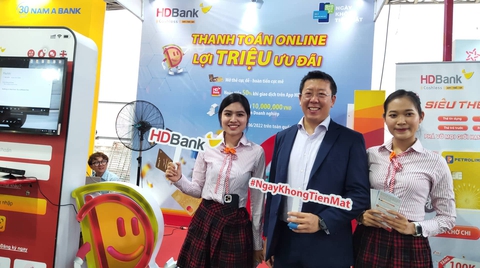 Khách nước ngoài thích thú với dịch vụ ‘chạm thanh toán’, ‘thẻ 4 trong 1’ - Ảnh 1. Khách nước ngoài thích thú với dịch vụ ‘chạm thanh toán’, ‘thẻ 4 trong 1’ - Ảnh 1.