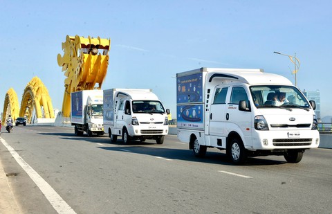 Gala tổng kết hành trình xuyên Việt chuyến xe Không tiền mặt tại điểm cuối TP.HCM - Ảnh 8. Gala tổng kết hành trình xuyên Việt chuyến xe Không tiền mặt tại điểm cuối TP.HCM - Ảnh 8.