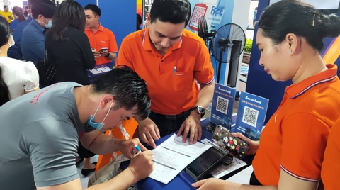Khách nước ngoài thích thú với dịch vụ ‘chạm thanh toán’, ‘thẻ 4 trong 1’ - Ảnh 4. Khách nước ngoài thích thú với dịch vụ ‘chạm thanh toán’, ‘thẻ 4 trong 1’ - Ảnh 4.