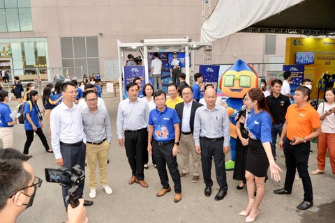 Chuyến xe Không tiền mặt đã hoàn tất hành trình xuyên Việt 1.719km, tiếp cận trên 20.000 người - Ảnh 9. Chuyến xe Không tiền mặt đã hoàn tất hành trình xuyên Việt 1.719km, tiếp cận trên 20.000 người - Ảnh 9.