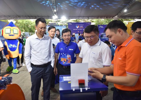 Chuyến xe Không tiền mặt đã hoàn tất hành trình xuyên Việt 1.719km, tiếp cận trên 20.000 người - Ảnh 17. Chuyến xe Không tiền mặt đã hoàn tất hành trình xuyên Việt 1.719km, tiếp cận trên 20.000 người - Ảnh 17.