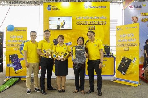 Gala tổng kết hành trình xuyên Việt chuyến xe Không tiền mặt tại điểm cuối TP.HCM - Ảnh 11. Gala tổng kết hành trình xuyên Việt chuyến xe Không tiền mặt tại điểm cuối TP.HCM - Ảnh 11.