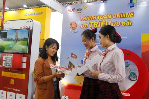 Gala tổng kết hành trình xuyên Việt chuyến xe Không tiền mặt tại điểm cuối TP.HCM - Ảnh 12. Gala tổng kết hành trình xuyên Việt chuyến xe Không tiền mặt tại điểm cuối TP.HCM - Ảnh 12.