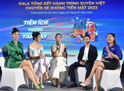 Lương Thùy Linh, Phương Anh, Lona xuất hiện tại Gala chuyến xe Không tiền mặt - Ảnh 1. Lương Thùy Linh, Phương Anh, Lona xuất hiện tại Gala chuyến xe Không tiền mặt - Ảnh 1.