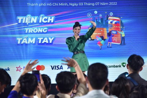 Lương Thùy Linh, Phương Anh, Lona xuất hiện tại Gala chuyến xe Không tiền mặt - Ảnh 4. Lương Thùy Linh, Phương Anh, Lona xuất hiện tại Gala chuyến xe Không tiền mặt - Ảnh 4.