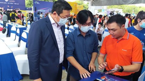 Khách nước ngoài thích thú với dịch vụ ‘chạm thanh toán’, ‘thẻ 4 trong 1’ - Ảnh 2. Khách nước ngoài thích thú với dịch vụ ‘chạm thanh toán’, ‘thẻ 4 trong 1’ - Ảnh 2.
