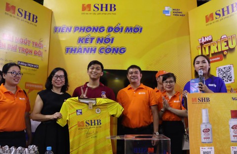 Khán giả hưởng ứng mạnh mẽ màn bốc thăm trúng thưởng ở Gala chuyến xe Không tiền mặt - Ảnh 3. Khán giả hưởng ứng mạnh mẽ màn bốc thăm trúng thưởng ở Gala chuyến xe Không tiền mặt - Ảnh 3.