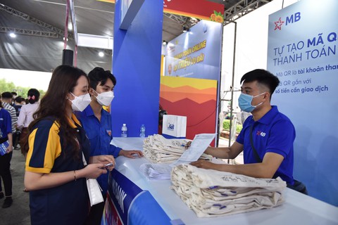 Gala tổng kết hành trình xuyên Việt chuyến xe Không tiền mặt tại điểm cuối TP.HCM - Ảnh 13. Gala tổng kết hành trình xuyên Việt chuyến xe Không tiền mặt tại điểm cuối TP.HCM - Ảnh 13.