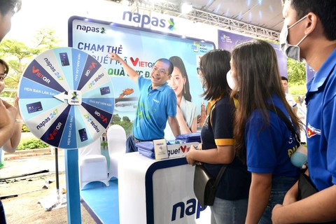 Gala tổng kết hành trình xuyên Việt chuyến xe Không tiền mặt tại điểm cuối TP.HCM - Ảnh 10. Gala tổng kết hành trình xuyên Việt chuyến xe Không tiền mặt tại điểm cuối TP.HCM - Ảnh 10.
