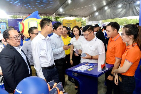 Chuyến xe Không tiền mặt đã hoàn tất hành trình xuyên Việt 1.719km, tiếp cận trên 20.000 người - Ảnh 14. Chuyến xe Không tiền mặt đã hoàn tất hành trình xuyên Việt 1.719km, tiếp cận trên 20.000 người - Ảnh 14.