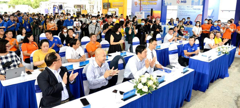Chuyến xe Không tiền mặt đã hoàn tất hành trình xuyên Việt 1.719km, tiếp cận trên 20.000 người - Ảnh 1. Chuyến xe Không tiền mặt đã hoàn tất hành trình xuyên Việt 1.719km, tiếp cận trên 20.000 người - Ảnh 1.