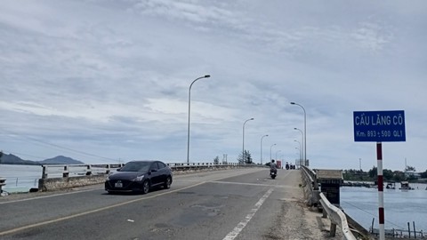 Hai nhóm côn đồ hỗn chiến trên cầu, 1 người bị bắn chết, 3 người bị thương - Ảnh 1. Hai nhóm côn đồ hỗn chiến trên cầu, 1 người bị bắn chết, 3 người bị thương - Ảnh 1.