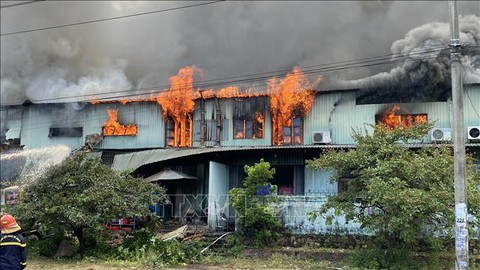 Lại cháy lớn ở Khu công nghiệp Phú Tài, 7 tiếng mới dập tắt - Ảnh 1. Lại cháy lớn ở Khu công nghiệp Phú Tài, 7 tiếng mới dập tắt - Ảnh 1.
