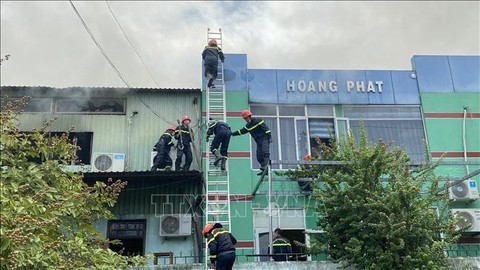 Lại cháy lớn ở Khu công nghiệp Phú Tài, 7 tiếng mới dập tắt - Ảnh 7. Lại cháy lớn ở Khu công nghiệp Phú Tài, 7 tiếng mới dập tắt - Ảnh 7.