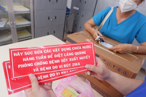 Theo chân nhân viên y tế dập dịch sốt xuất huyết - Ảnh 2. Theo chân nhân viên y tế dập dịch sốt xuất huyết - Ảnh 2.
