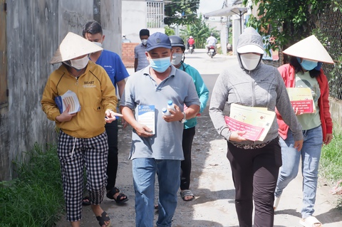 Theo chân nhân viên y tế dập dịch sốt xuất huyết - Ảnh 3. Theo chân nhân viên y tế dập dịch sốt xuất huyết - Ảnh 3.