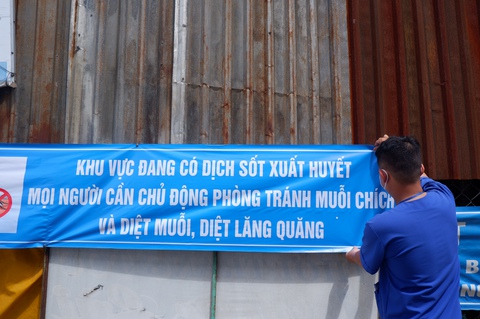 Theo chân nhân viên y tế dập dịch sốt xuất huyết - Ảnh 10. Theo chân nhân viên y tế dập dịch sốt xuất huyết - Ảnh 10.