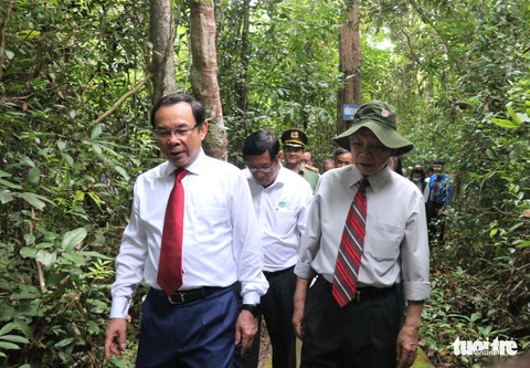 Lãnh đạo TP.HCM thăm khu di tích căn cứ Trung ương cục Miền Nam - Ảnh 3. Lãnh đạo TP.HCM thăm khu di tích căn cứ Trung ương cục Miền Nam - Ảnh 3.