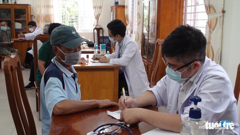 500 bà con ngồi chật chờ bác sĩ Bệnh viện Đại học Y dược TP.HCM khám bệnh, phát thuốc và tặng quà - Ảnh 1. 500 bà con ngồi chật chờ bác sĩ Bệnh viện Đại học Y dược TP.HCM khám bệnh, phát thuốc và tặng quà - Ảnh 1.