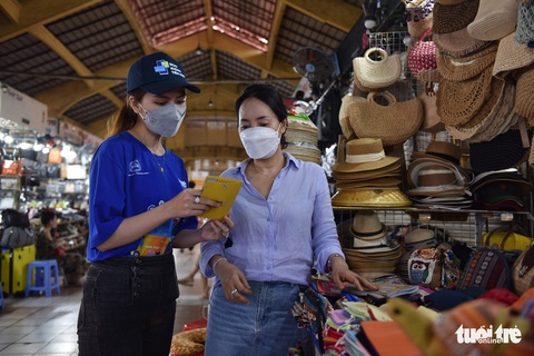 Chuyến xe ‘Không tiền mặt’ đến với tiểu thương các chợ truyền thống tại TP.HCM - Ảnh 2. Chuyến xe ‘Không tiền mặt’ đến với tiểu thương các chợ truyền thống tại TP.HCM - Ảnh 2.