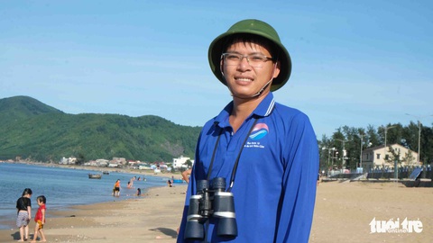Suốt 8 năm canh sóng bám biển, kịp thời cứu người - Ảnh 1. Suốt 8 năm canh sóng bám biển, kịp thời cứu người - Ảnh 1.