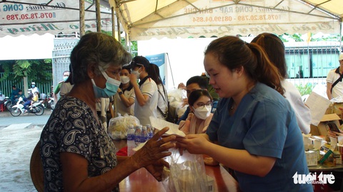 500 bà con ngồi chật chờ bác sĩ Bệnh viện Đại học Y dược TP.HCM khám bệnh, phát thuốc và tặng quà - Ảnh 2. 500 bà con ngồi chật chờ bác sĩ Bệnh viện Đại học Y dược TP.HCM khám bệnh, phát thuốc và tặng quà - Ảnh 2.