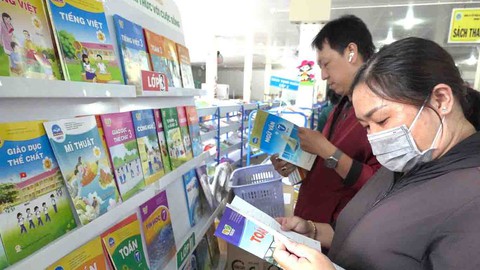 Nhà xuất bản Giáo Dục lãi ròng 287 tỉ đồng, phụ huynh mong muốn giảm giá sách giáo khoa - Ảnh 1. Nhà xuất bản Giáo Dục lãi ròng 287 tỉ đồng, phụ huynh mong muốn giảm giá sách giáo khoa - Ảnh 1.