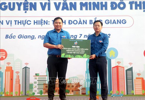 Trung ương Đoàn phát động ngày cao điểm Chiến sĩ tình nguyện vì văn minh đô thị - Ảnh 1. Trung ương Đoàn phát động ngày cao điểm Chiến sĩ tình nguyện vì văn minh đô thị - Ảnh 1.