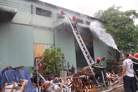 Lại cháy lớn ở Khu công nghiệp Phú Tài, 7 tiếng mới dập tắt - Ảnh 4. Lại cháy lớn ở Khu công nghiệp Phú Tài, 7 tiếng mới dập tắt - Ảnh 4.