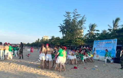 Đại diện công ty có nhân viên nữ cởi áo ngực hứng nước ‘xin lỗi người dân Cửa Lò và dư luận’ - Ảnh 1. Đại diện công ty có nhân viên nữ cởi áo ngực hứng nước ‘xin lỗi người dân Cửa Lò và dư luận’ - Ảnh 1.