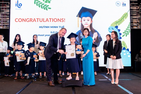 Phụ huynh hạnh phúc trước cột mốc trưởng thành đầu đời của con tại ILO - Ảnh 4. Phụ huynh hạnh phúc trước cột mốc trưởng thành đầu đời của con tại ILO - Ảnh 4.