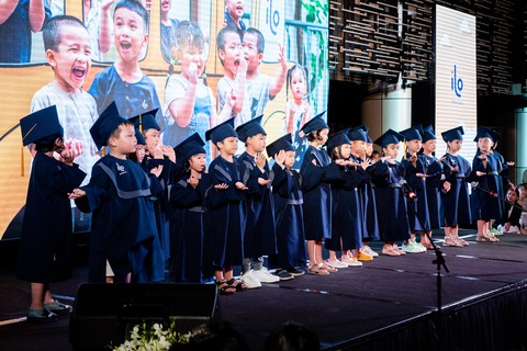 Phụ huynh hạnh phúc trước cột mốc trưởng thành đầu đời của con tại ILO - Ảnh 3. Phụ huynh hạnh phúc trước cột mốc trưởng thành đầu đời của con tại ILO - Ảnh 3.