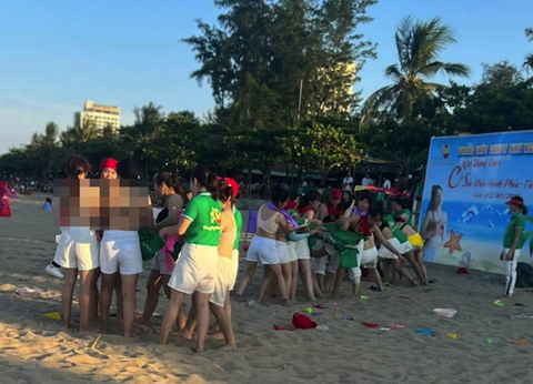 Tranh luận: Phạt tiền vụ phụ nữ cởi áo ngực hứng nước, hay nhắc nhở là đủ? - Ảnh 1. Tranh luận: Phạt tiền vụ phụ nữ cởi áo ngực hứng nước, hay nhắc nhở là đủ? - Ảnh 1.