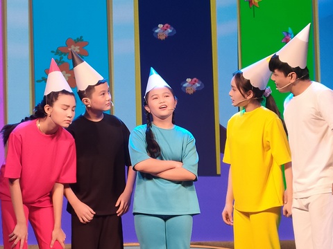 Bé Nắng Kim Thư hóa thân thành bút chì đỏng đảnh - Ảnh 1. Bé Nắng Kim Thư hóa thân thành bút chì đỏng đảnh - Ảnh 1.